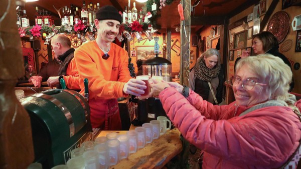 Eine Stunde im Glühweinstand: So ist die Arbeit auf dem Weihnachtsmarkt