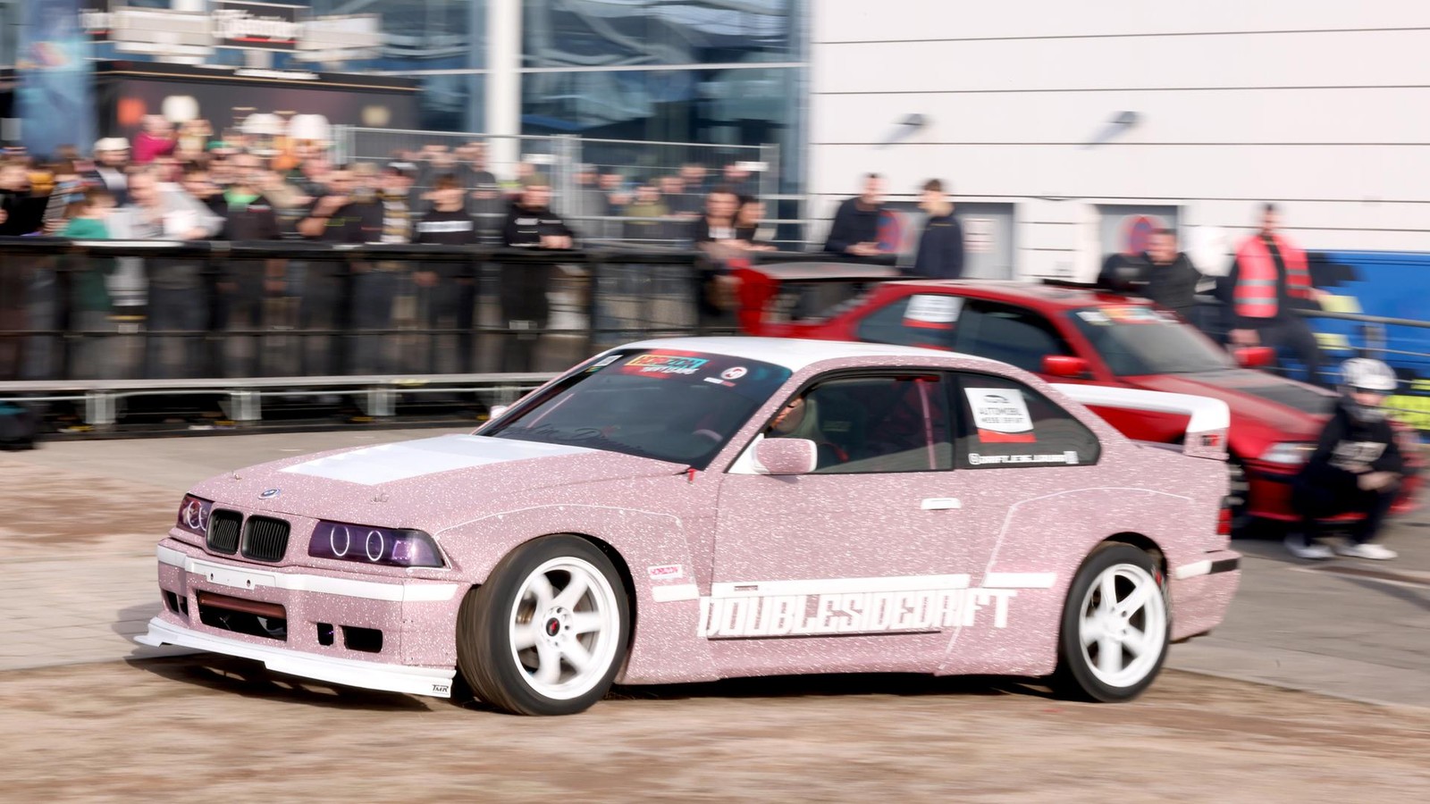 Wirtschaft-in-Th-ringen-Hinter-Unternehmenst-ren-Offroad-auf-der-Automesse-nachtleuchtende-Fahrbahnmarkierung-Das-sind-die-Geschichten