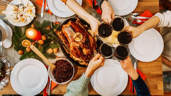 Weihnachtsessen ohne Völlegefühl: Dr. Riedl gibt 5 hilfreiche Tipps