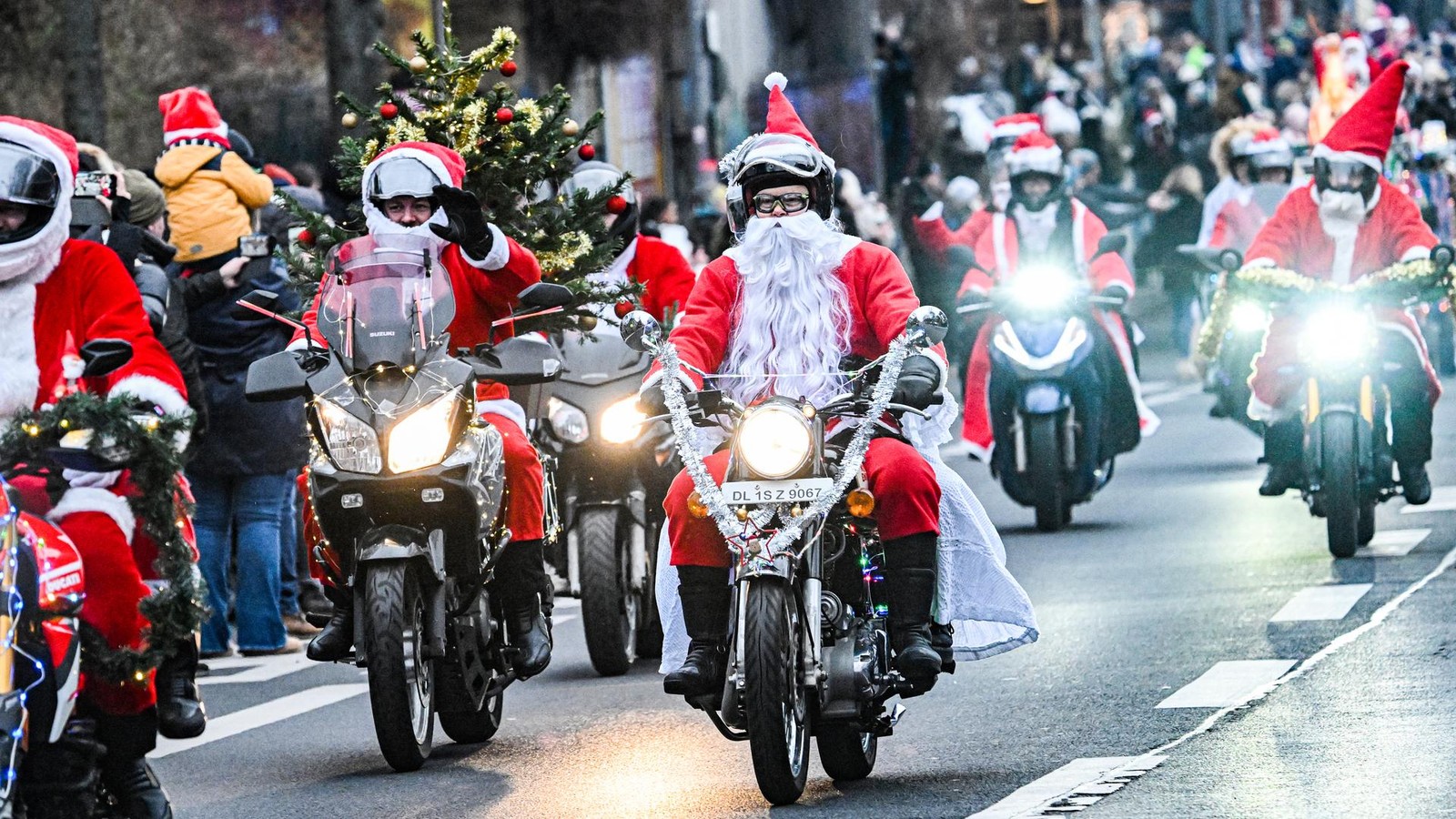 400-Weihnachtsm-nner-brettern-auf-Motorr-dern-durch-Berlin