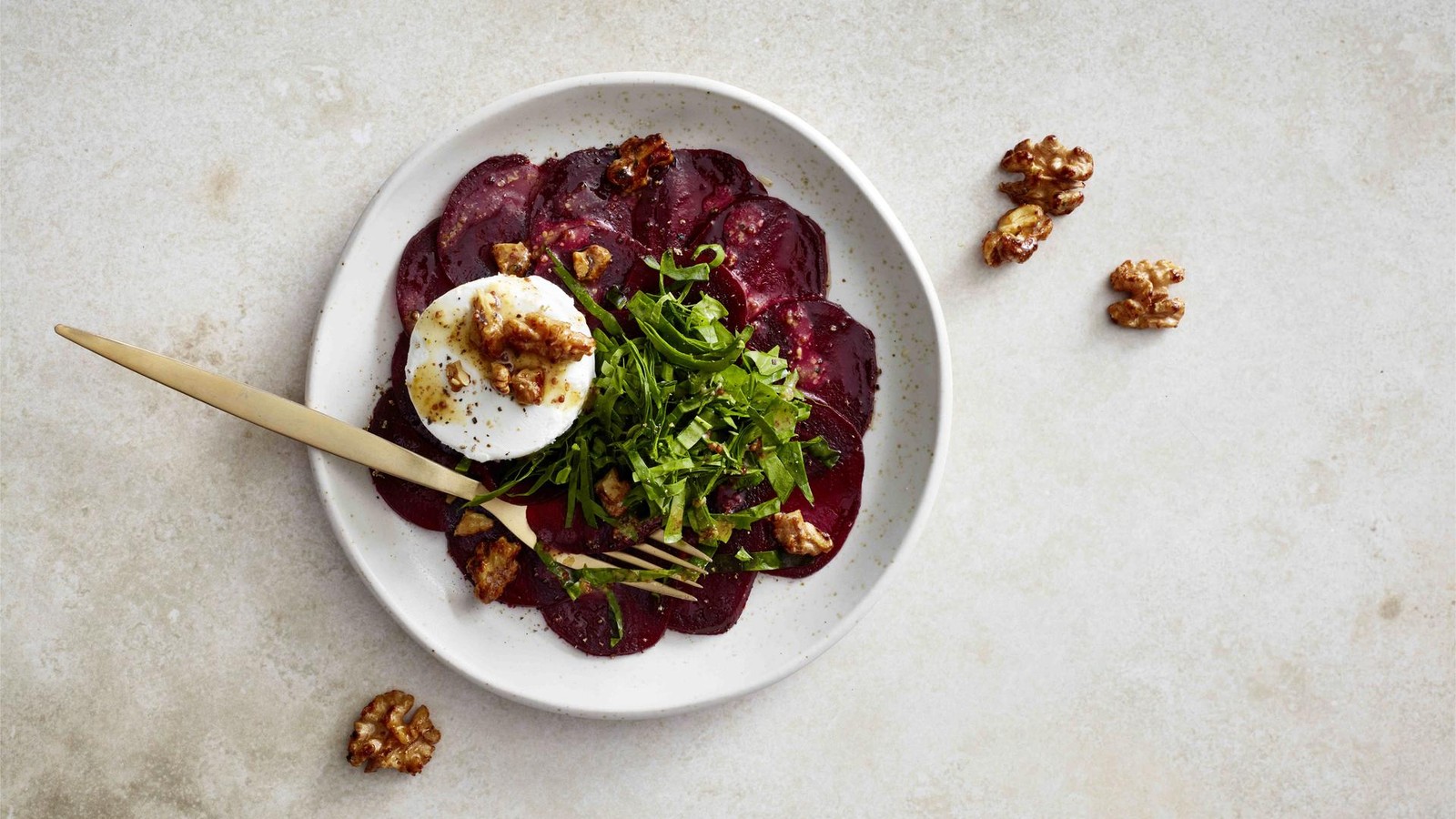 Rote-Bete-Carpaccio-mit-Ziegenk-se-und-Walnusskrokant