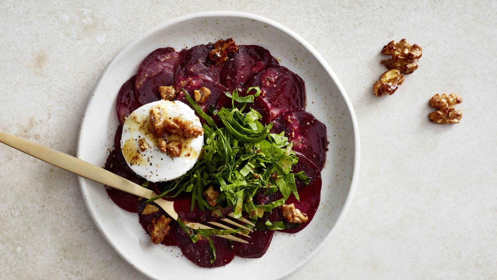 Rote-Bete-Carpaccio-mit-Ziegenk-se-und-Walnusskrokant