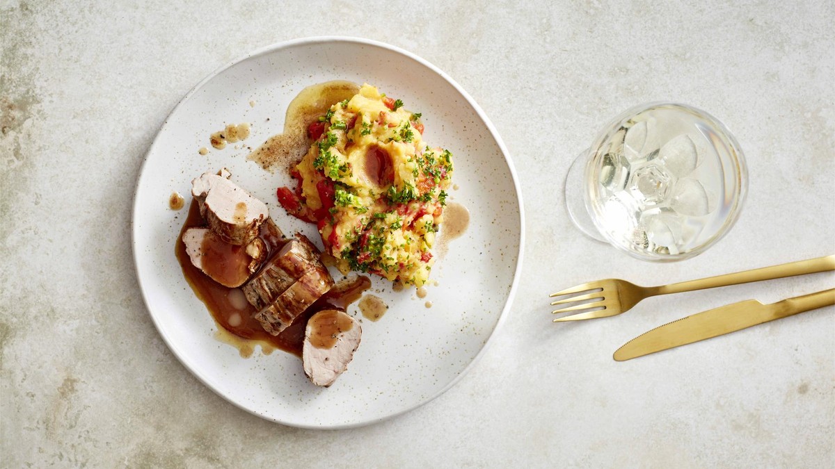 Teller mit Schweinefilet und dunkler Soße, dazu Paprika-Kartoffelpüree