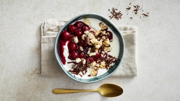 Fixe Kokosmakronen-Creme mit Kirschgrütze