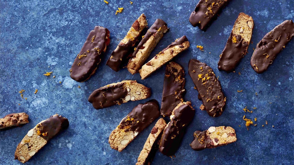 Italienische Cantuccini-Kekse mit Mandeln und Orangen, jeweils halbseitig in Zartbitterschokolade getaucht