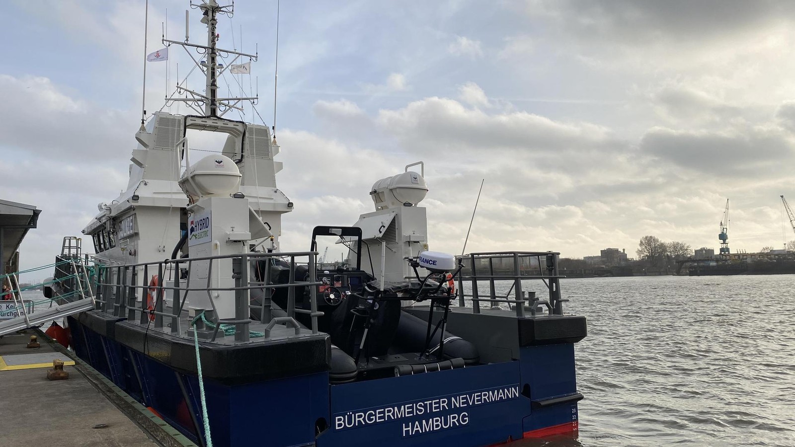 Wirtschaftssenatorin-Leonhard-sticht-mit-neuem-Polizeiboot-in-See