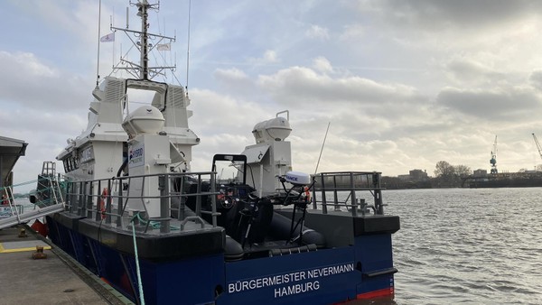 Wirtschaftssenatorin Leonhard sticht mit neuem Polizeiboot in See
