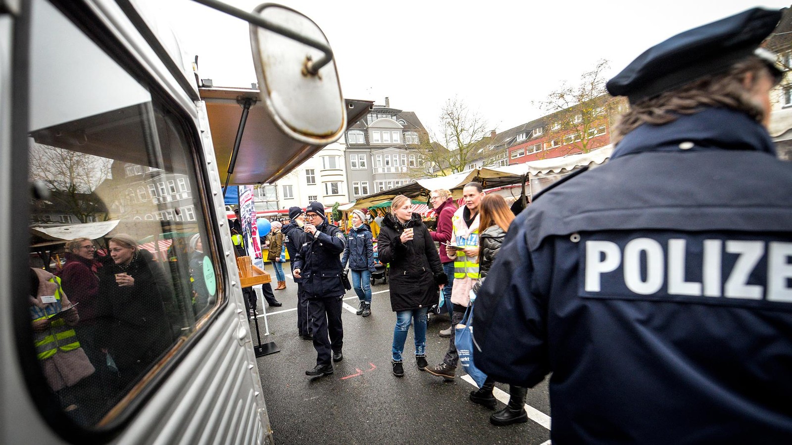 -Wir-geben-einen-aus-Essener-Polizei-l-dt-zu-Kaffee-und-Latte-Macchiato-ein