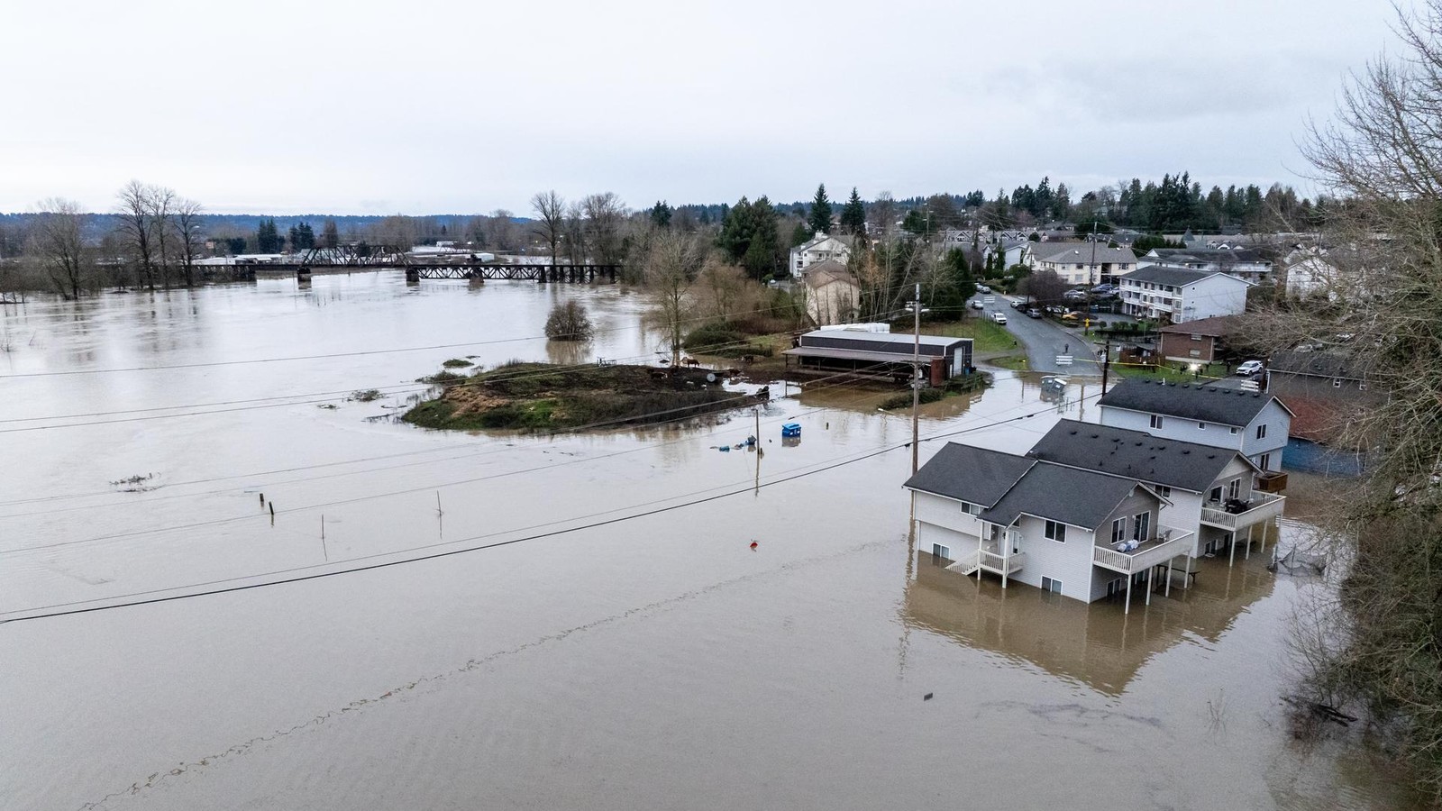 sintflutartiger-regen-im-nordwesten-der-usa-und-kanada-evakuierungen-laufen