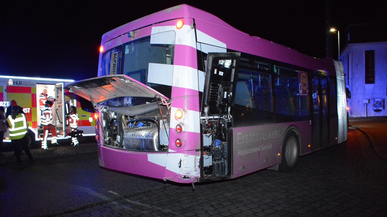 Pkw-kracht-in-Bus-von-Schienenersatzverkehr-zwei-Verletzte