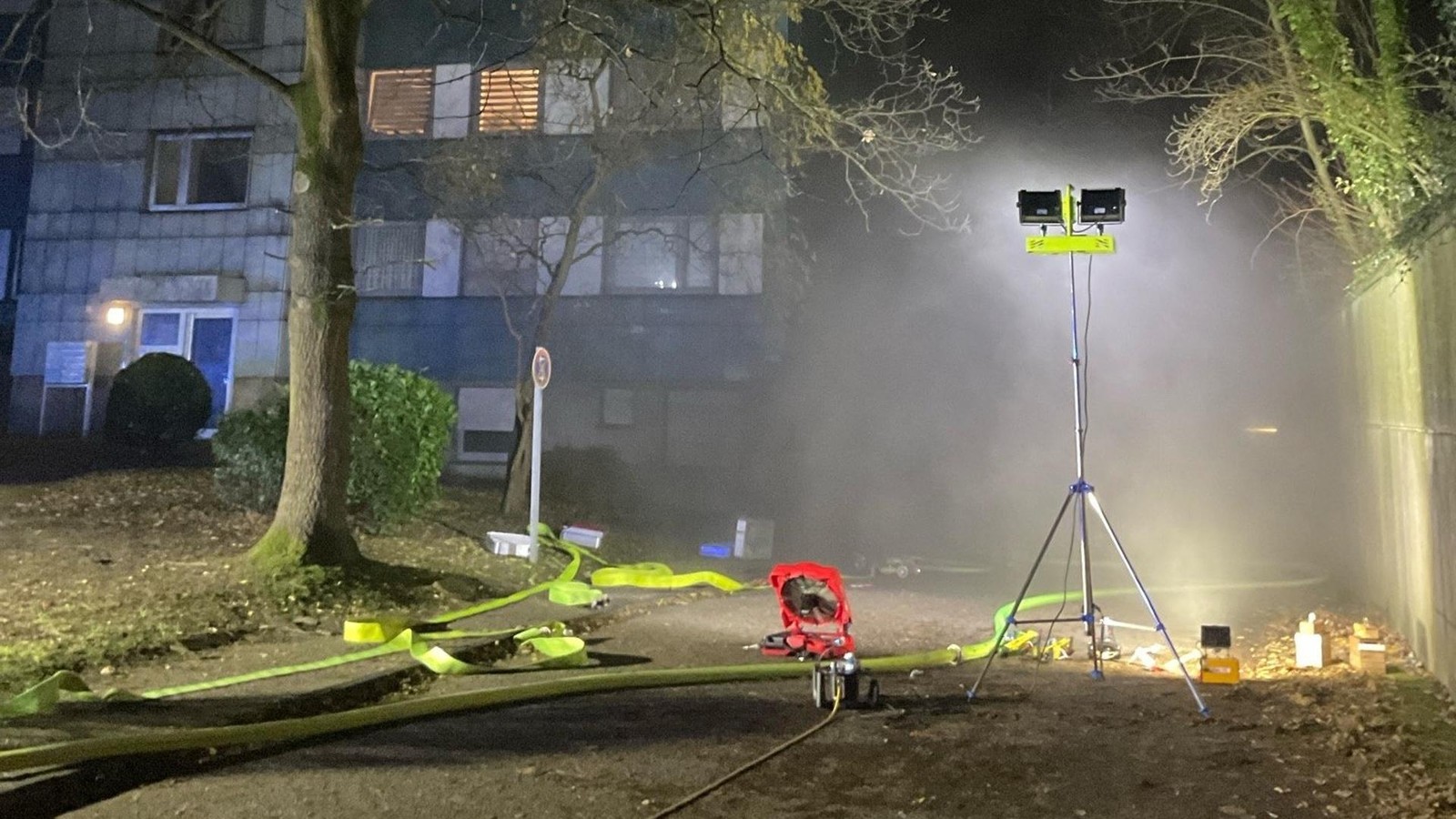 Auto-brennt-in-M-lheimer-Tiefgarage-Rauch-besch-digt-30-weitere-Wagen