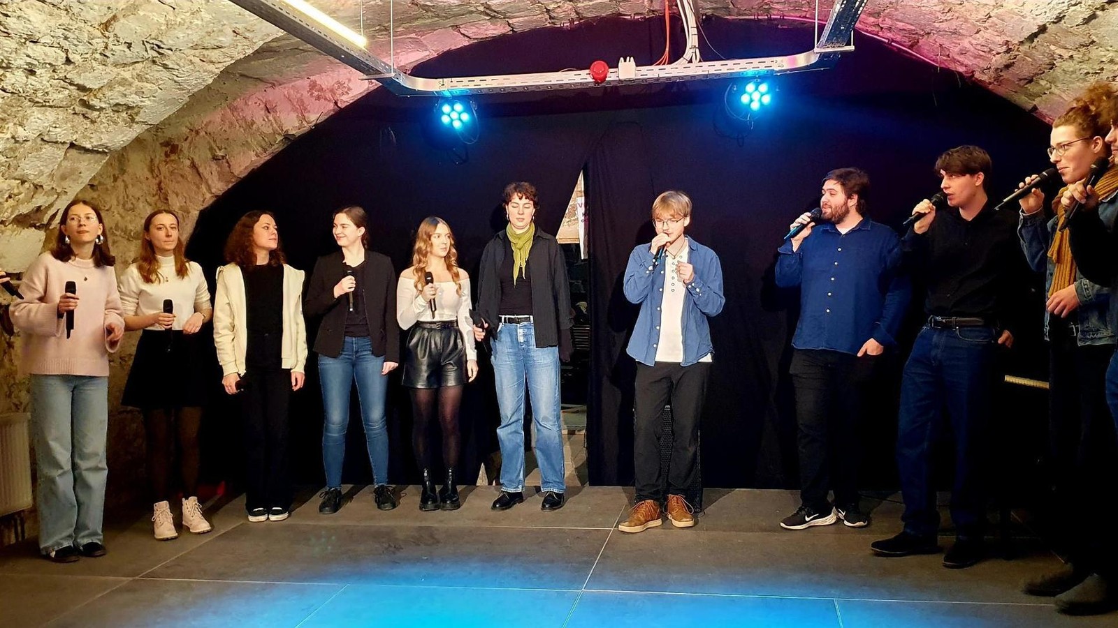 Ein-Chor-wie-ein-Versprechen-Katze-im-Sack-erf-llt-den-Arnst-dter-Prinzenhofkeller-mit-Magie