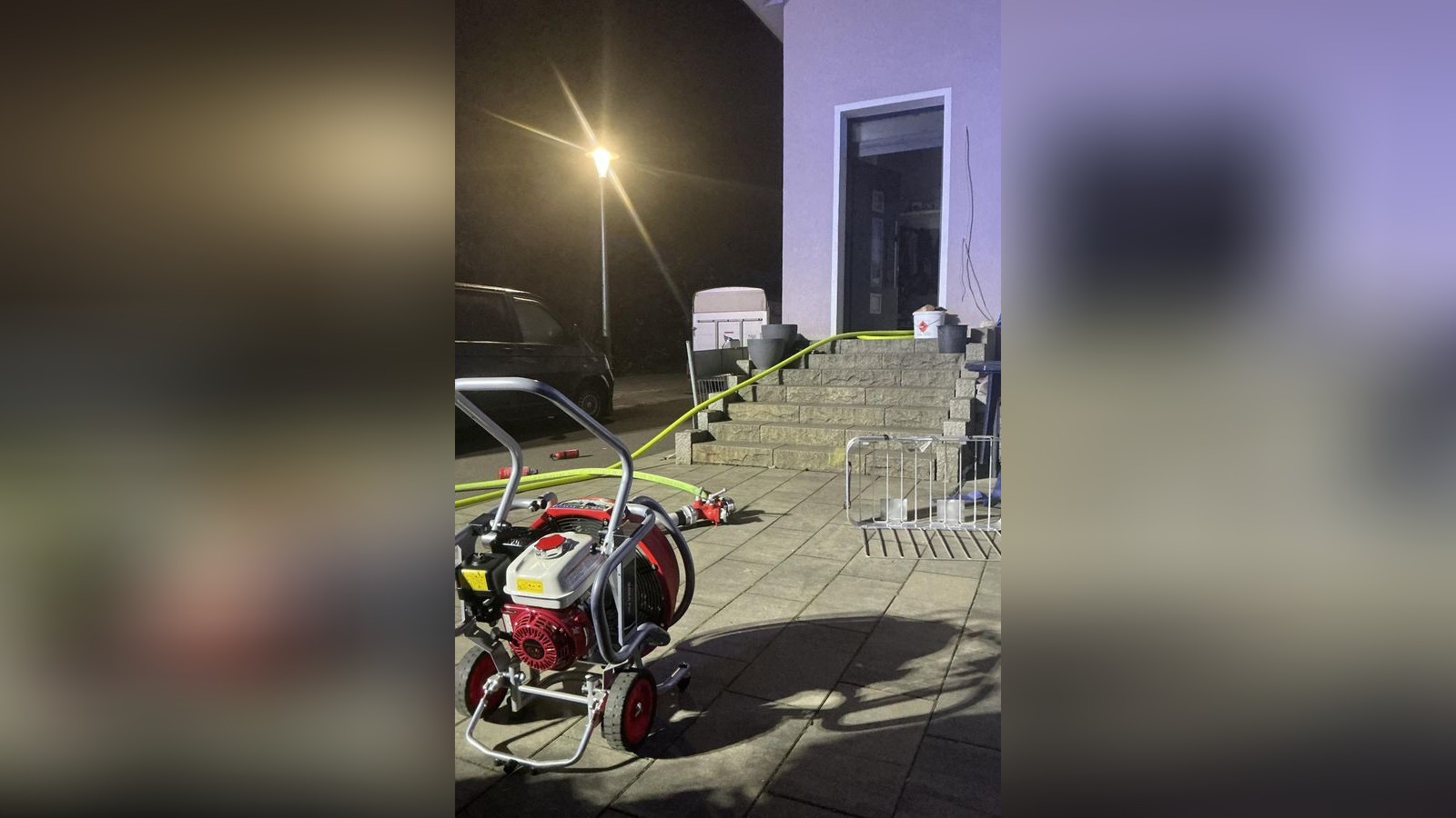 Feuerwehr-rettet-zwei-Katzen-bei-K-chenbrand-in-Bottrop-Lehmkuhle