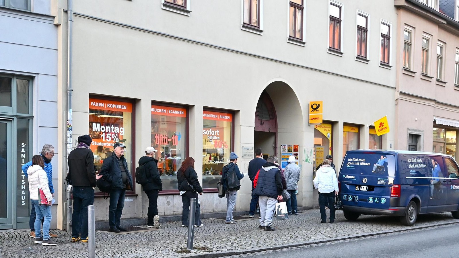 Post-Frust-in-Weimar-Schlange-stehen-bis-zum-Umfallen