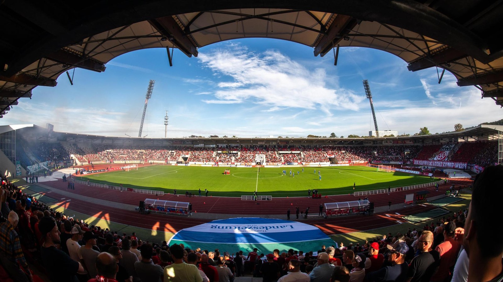 Pl-tzlich-keimt-Hoffnung-f-r-Stadion-Westtrib-ne-Eishockeyhalle-und-Schulsporthalle