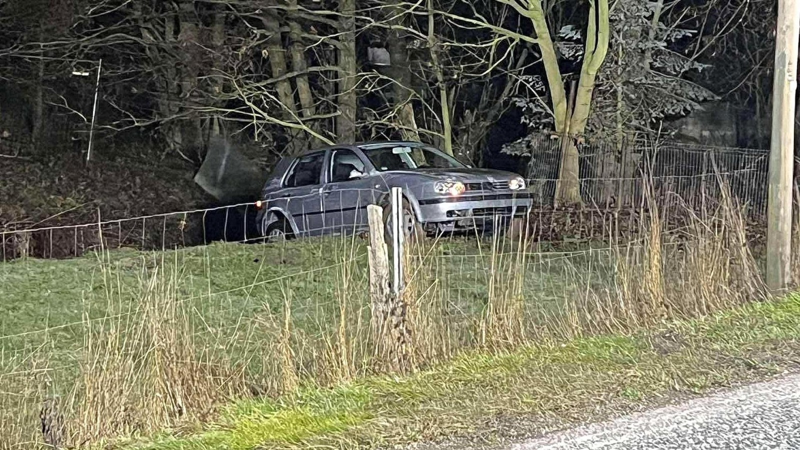 Feuerwehr-Einsatz-im-Kreis-Nordhausen-Auto-landet-mitten-in-der-Nacht-auf-einer-Weide