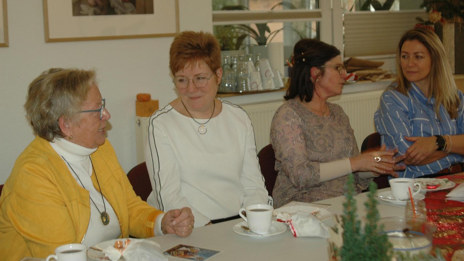 Kuschelige-Schmusekatze-tr-stet-einen-traurigen-Jungen