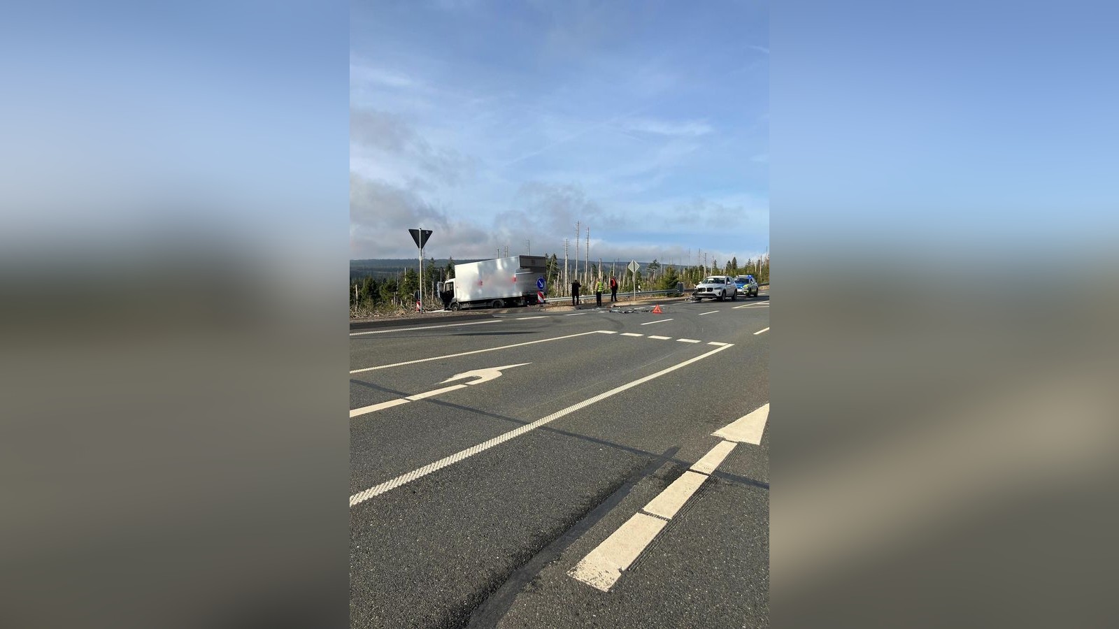 Harz-Lkw-und-Pkw-kollidieren-auf-B4-hoher-Sachschaden