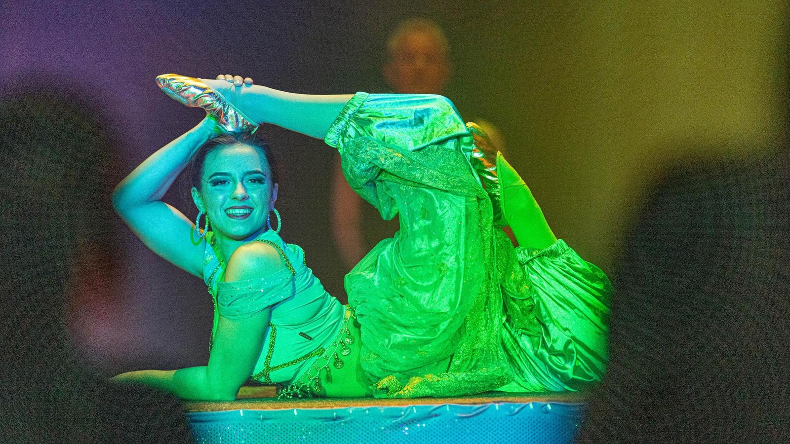 Ein-Akt-auf-dem-Drahtseil-Gera-l-dt-zum-Weihnachtszirkus