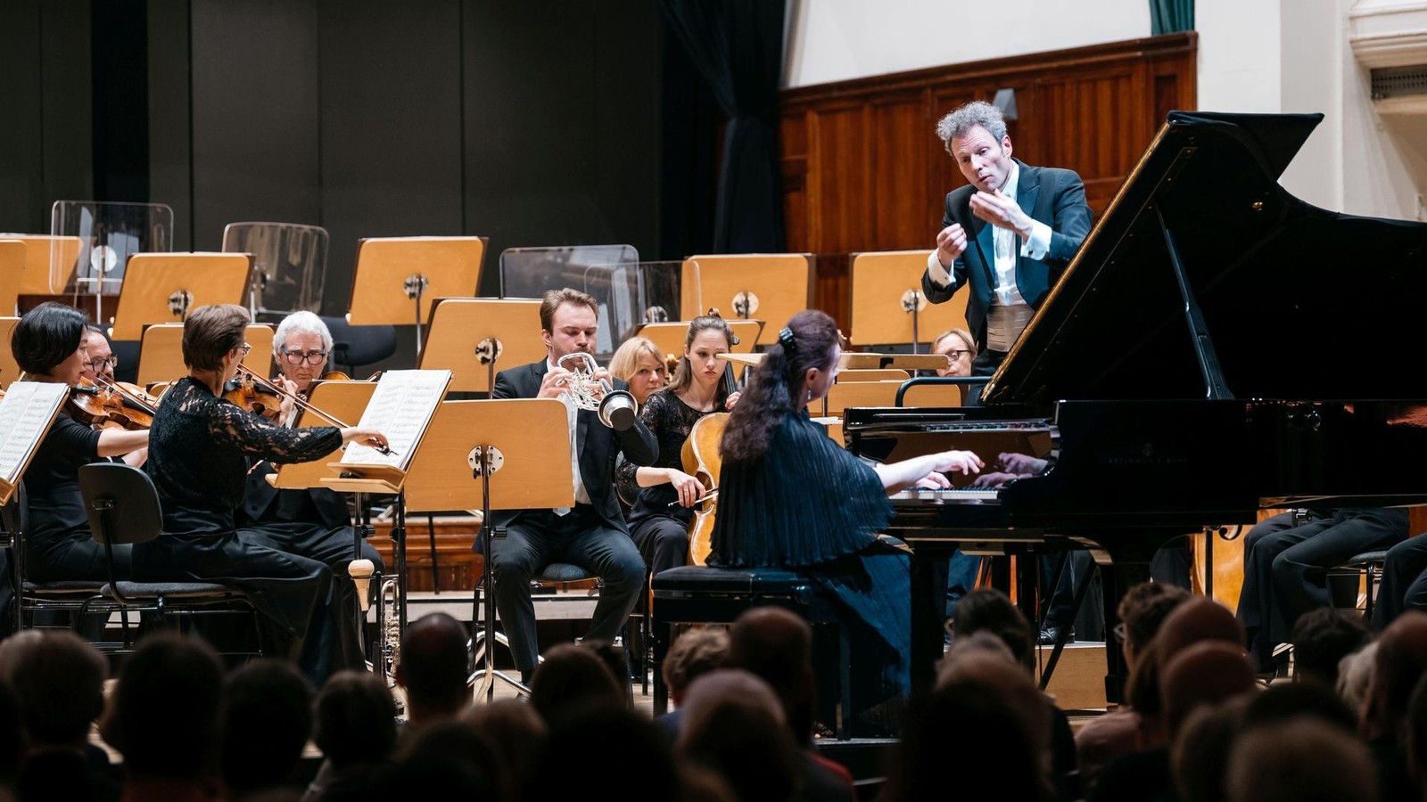 Streicher-und-Trompete-vom-Piano-verf-hrt-Jenaer-Philharmoniker-gl-nzen-mit-Schostakowitsch