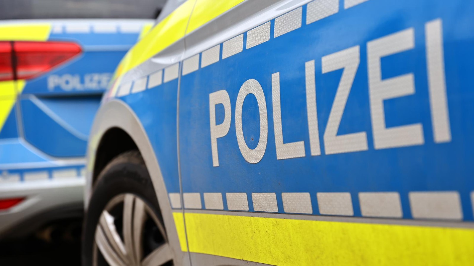 Genervter-Mann-bedroht-Kinder-mit-Waffe