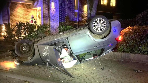 Im VW Golf eingeklemmt: Mann landet nach Überschlag auf dem Dach