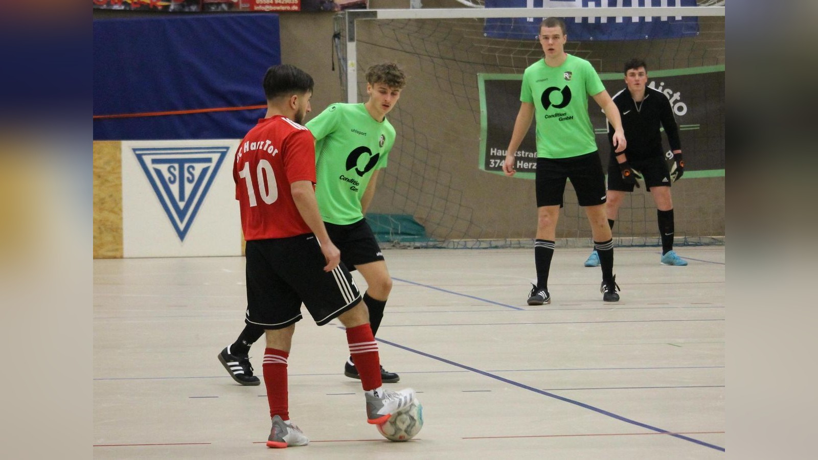 Budenzauber-im-Harz-Hier-rollt-im-Winter-in-der-Halle-das-Leder