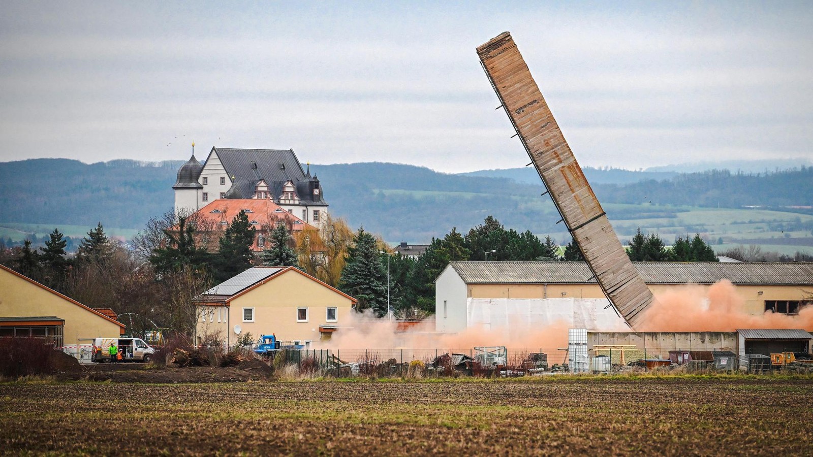 Abschied-mit-Knall-Maroder-Schornstein-im-Kreis-Nordhausen-gesprengt-mit-Video-und-Bildern-