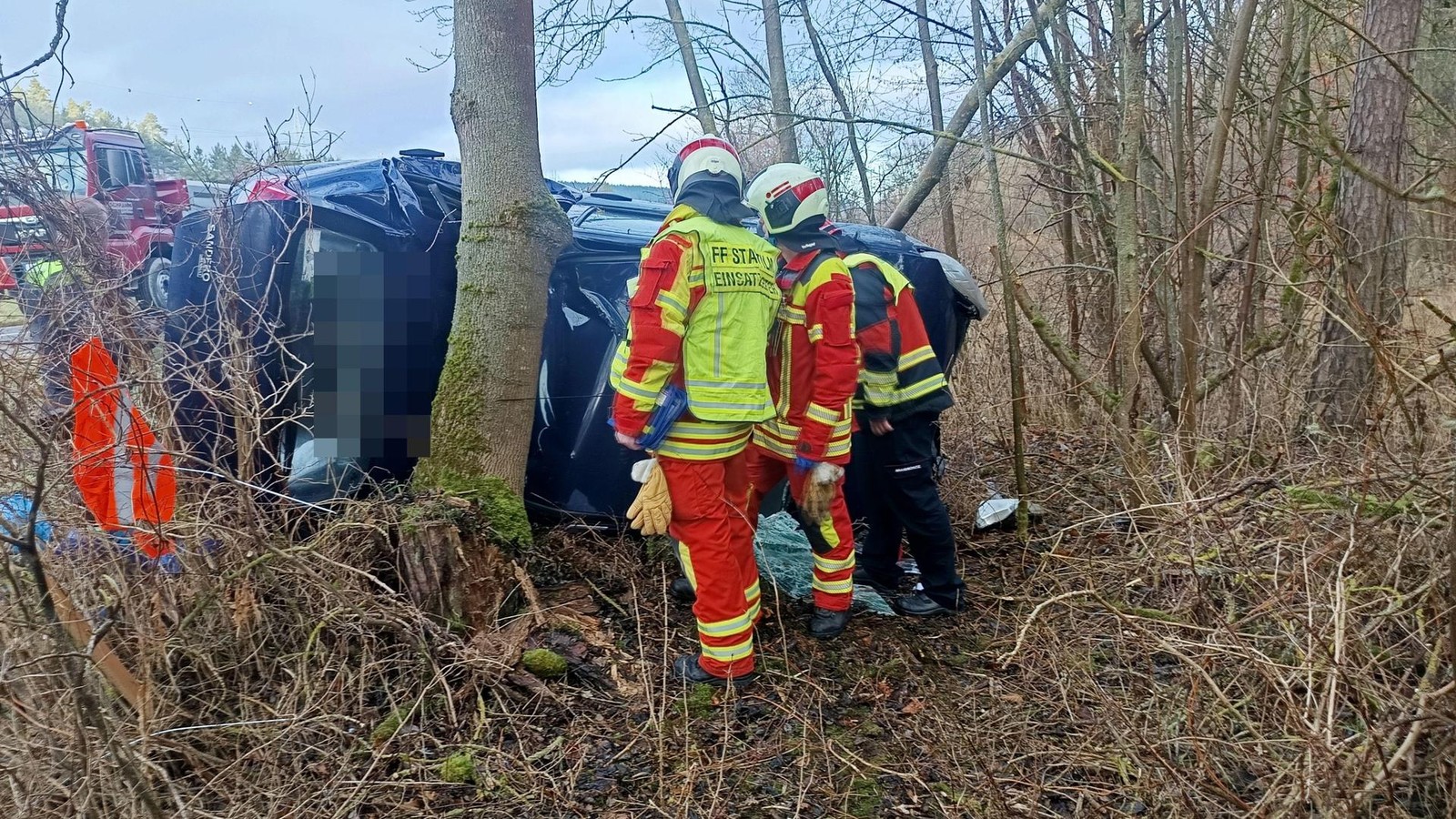 Von-Ersthelfern-aus-Auto-gerettet-Zwei-Frauen-verungl-cken-im-Ilm-Kreis-schwer