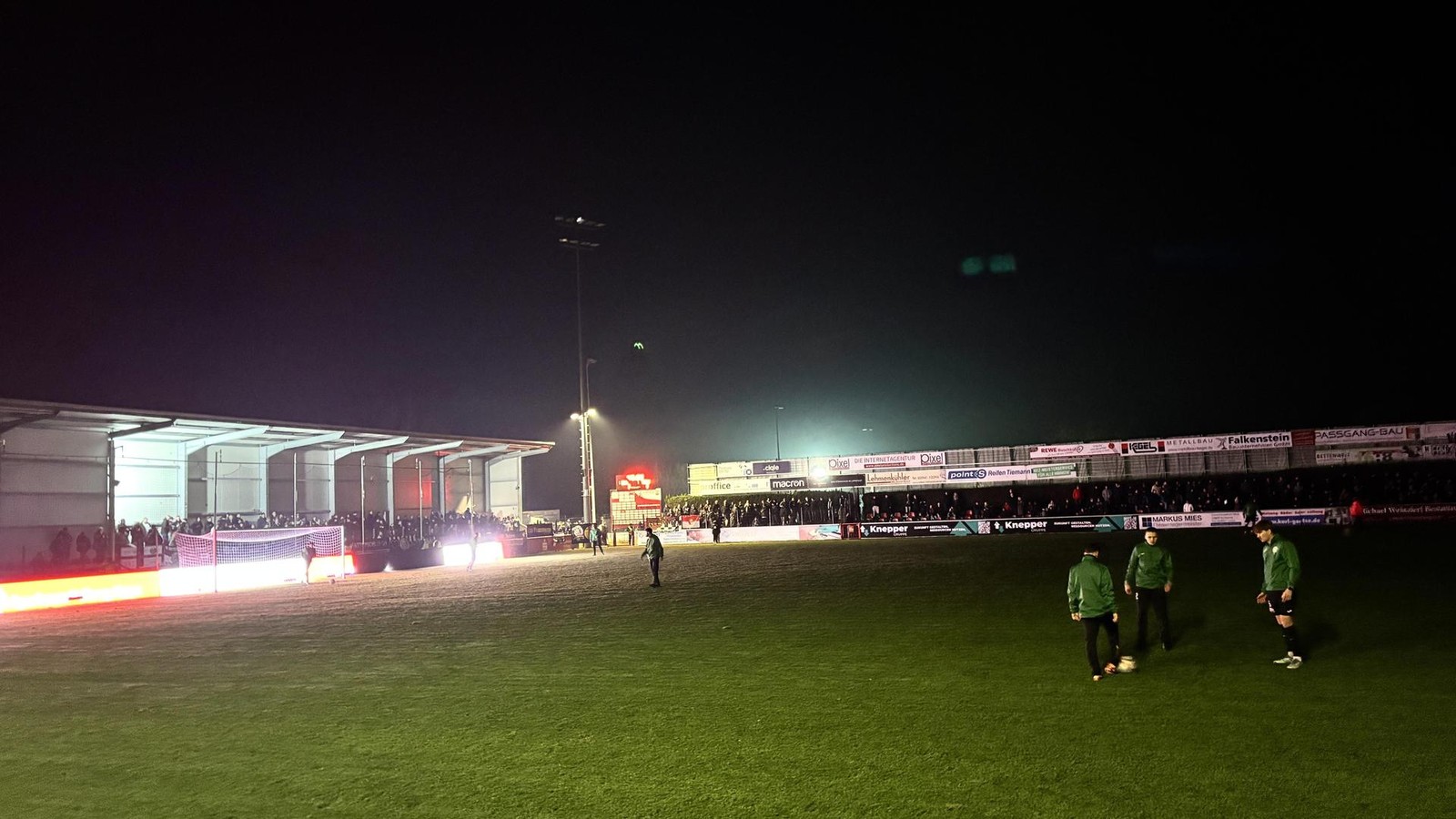 Flutlicht-f-llt-aus-Oberliga-Topspiel-Lippstadt-gegen-Wattenscheid-unterbrochen