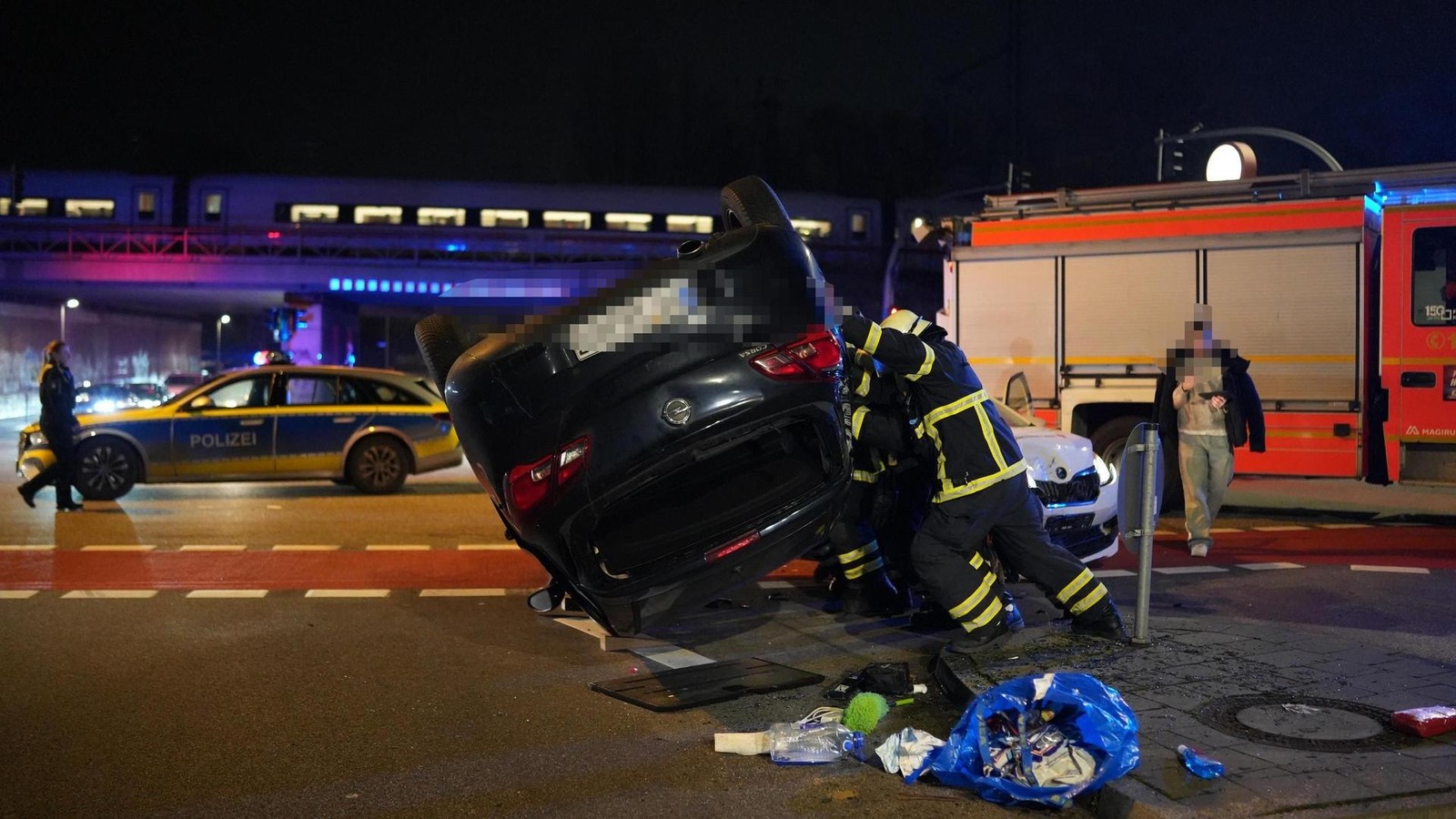 Heftiger-Unfall-am-Bahnhof-Harburg-Corsa-landet-auf-dem-Dach