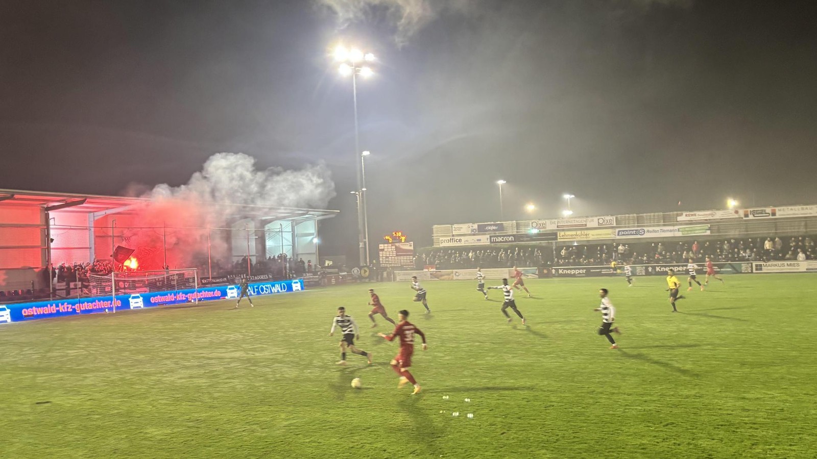 Pyro-Flutlicht-aus-Last-Minute-Tor-irres-Topspiel-Lippstadt-gegen-Wattenscheid