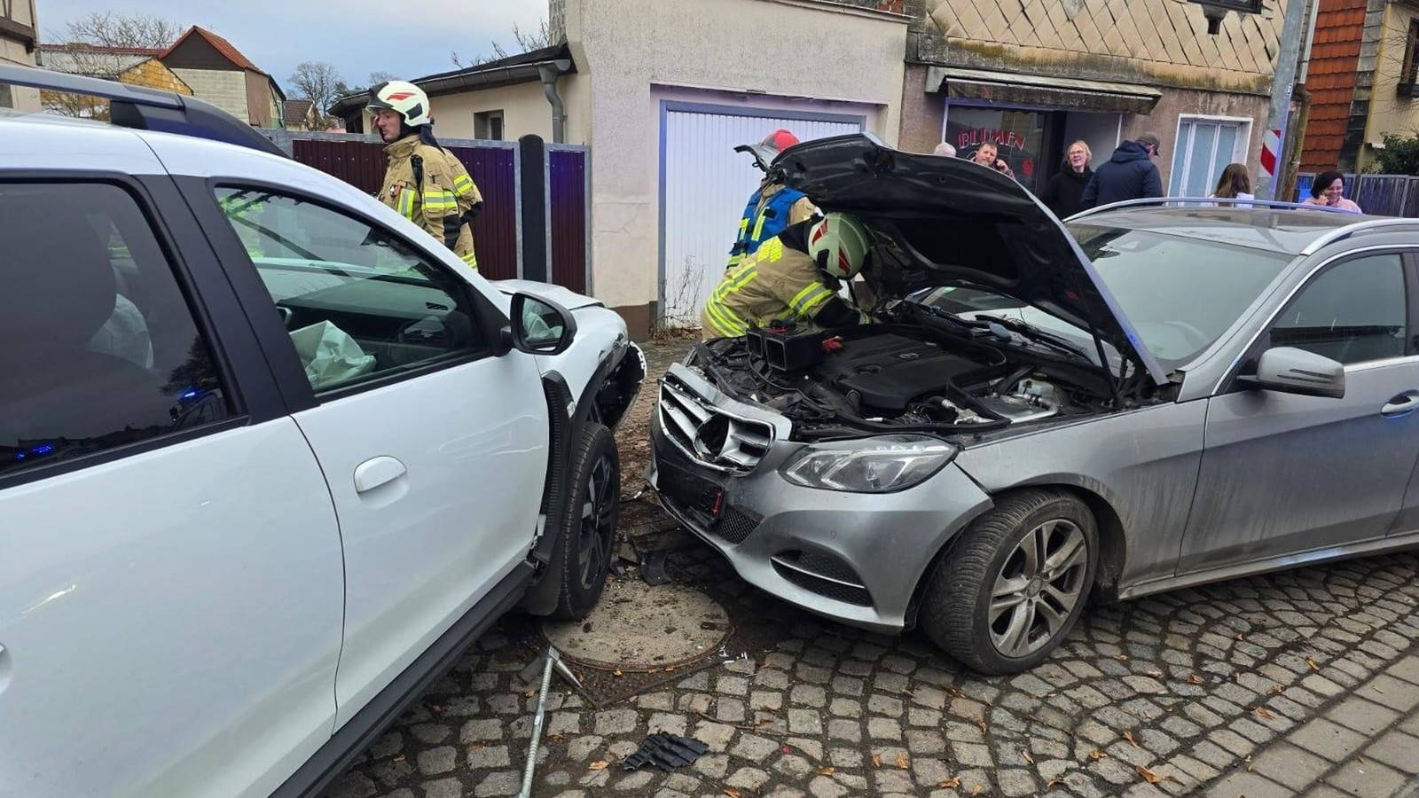 Auto-kommt-in-Nordth-ringen-von-Fahrbahn-ab-und-prallt-gegen-geparkten-Mercedes