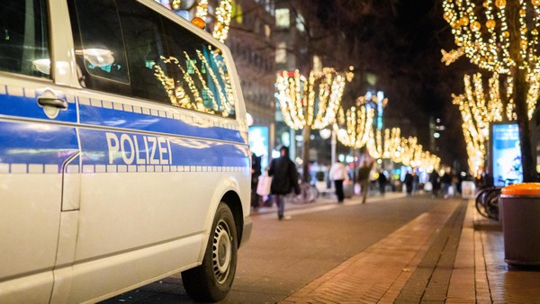 Polizei räumt Weihnachtsmarkt in Duderstadt – Verdächtiger auf der Flucht