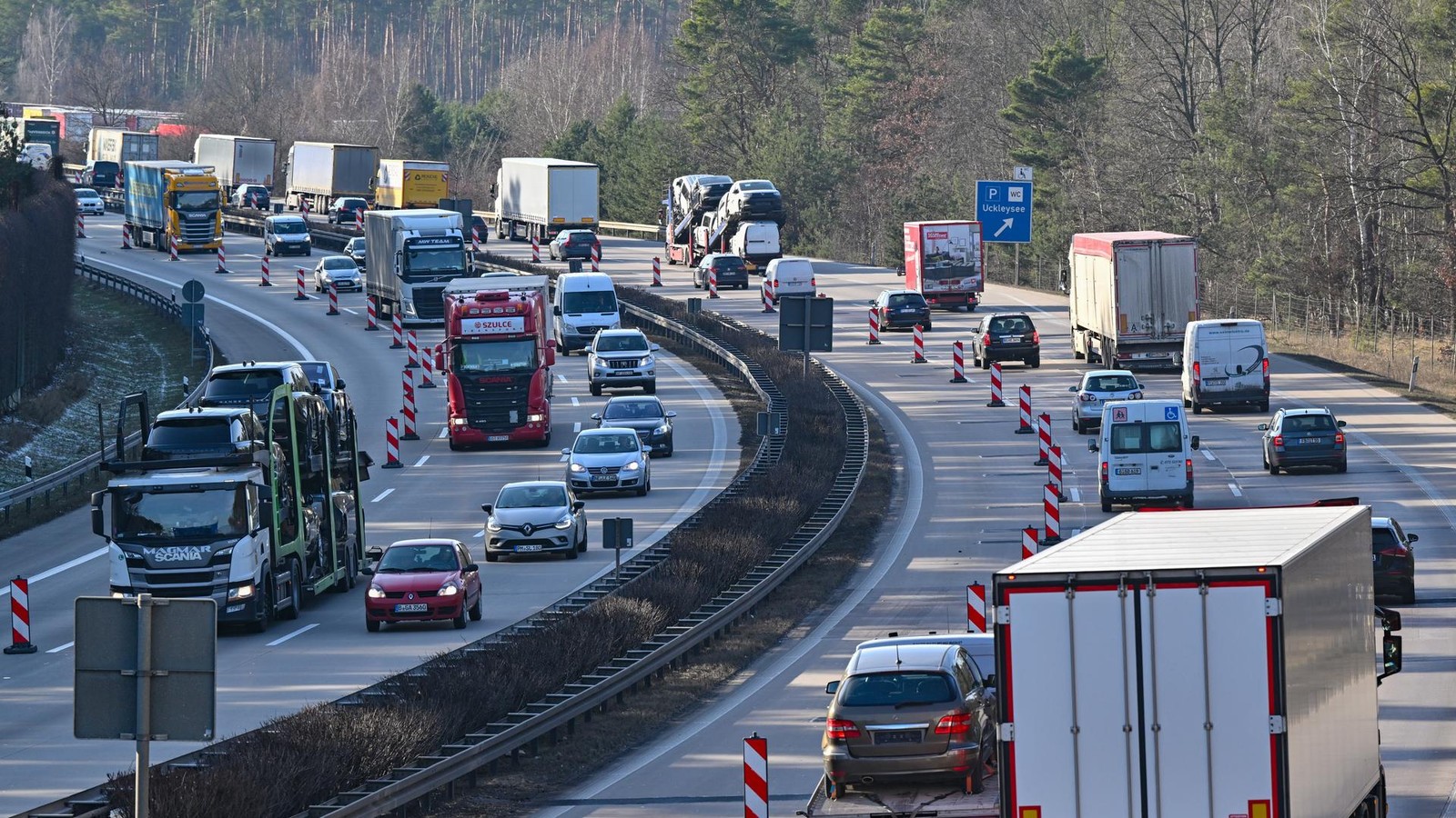Staus-zu-Weihnachten-Wann-und-wo-Berliner-mit-viel-Verkehr-rechnen-m-ssen