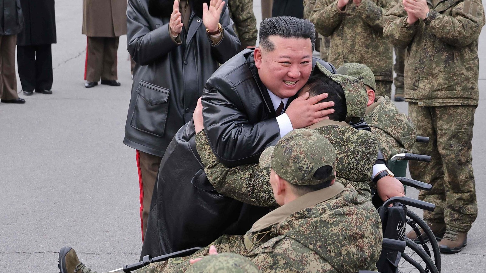 Drecksarbeit-f-r-Putin-Kim-Jong-un-nutzt-Soldaten-f-r-Propaganda-Show