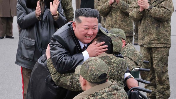 Drecksarbeit für Putin – Kim Jong-un nutzt Soldaten für Propaganda-Show