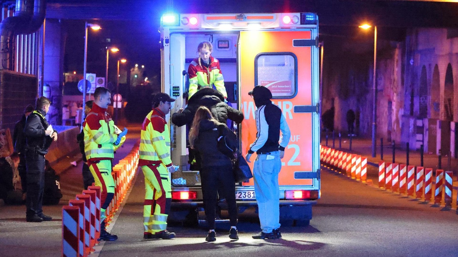 Nach-Schl-gerei-an-Warschauer-Br-cke-Rettungskr-fte-suchen-Verletzte