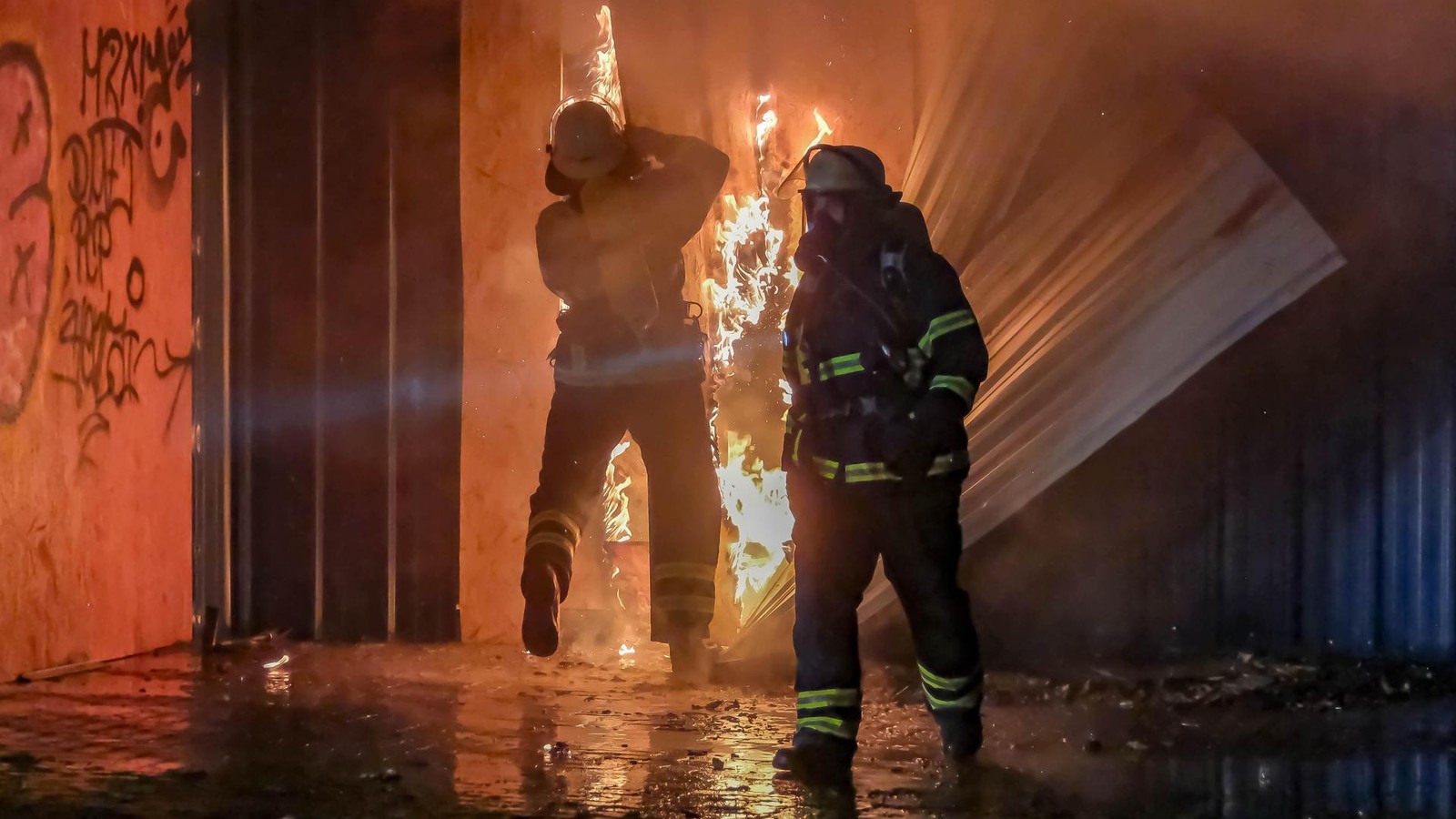 Feuer-in-altem-Baumarkt-in-Bergedorf-Einsatzkr-fte-bek-mpfen-Flammen