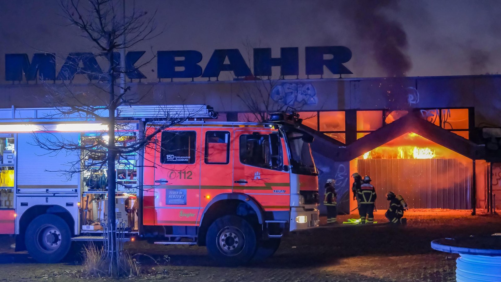 Feuer-in-altem-Baumarkt-in-Bergedorf-Lost-Place-macht-Nachbarn-Sorgen