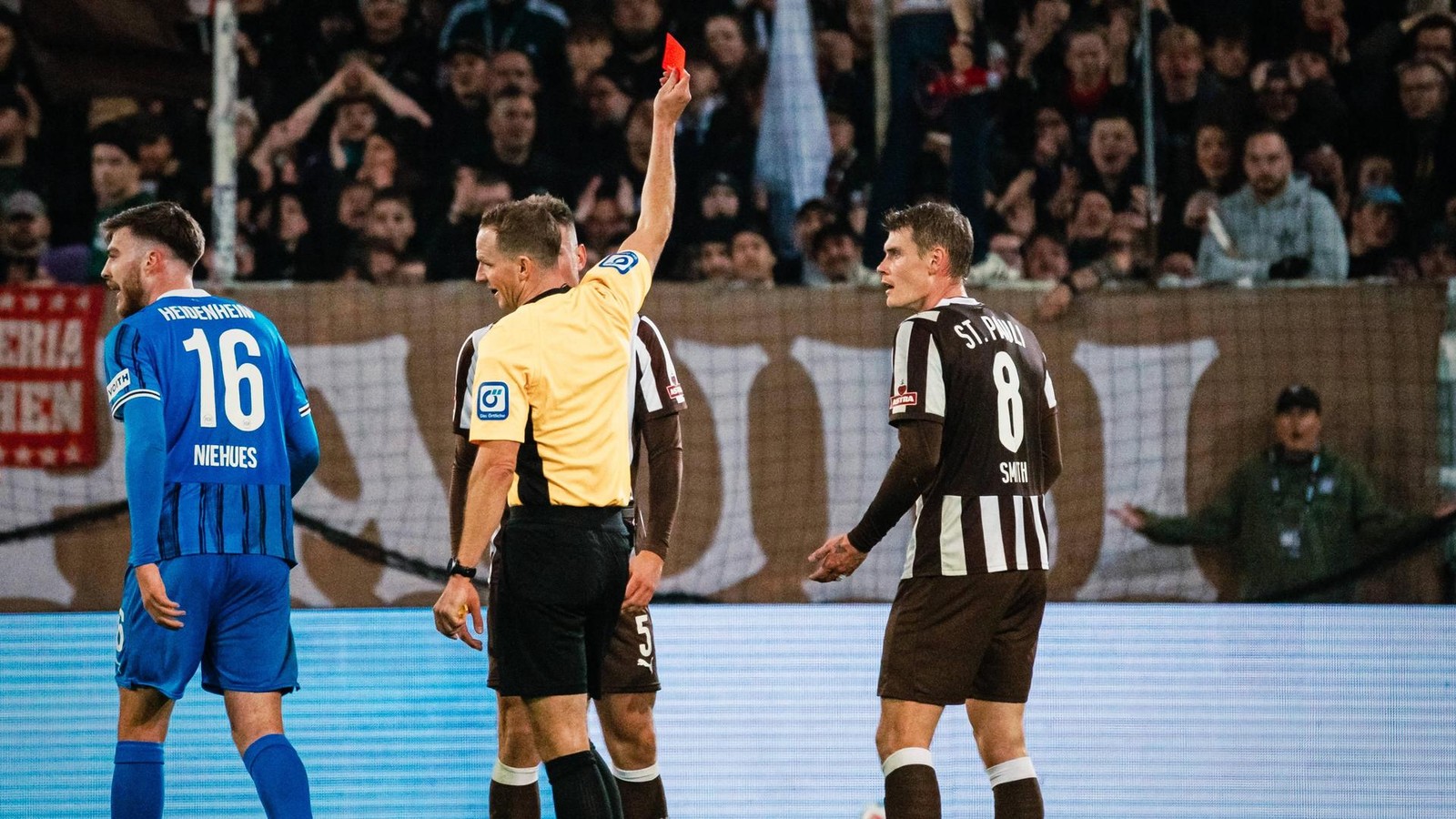 Umstrittene-Rote-Karte-gegen-St-Paulis-Eric-Smith-Das-sagt-der-DFB