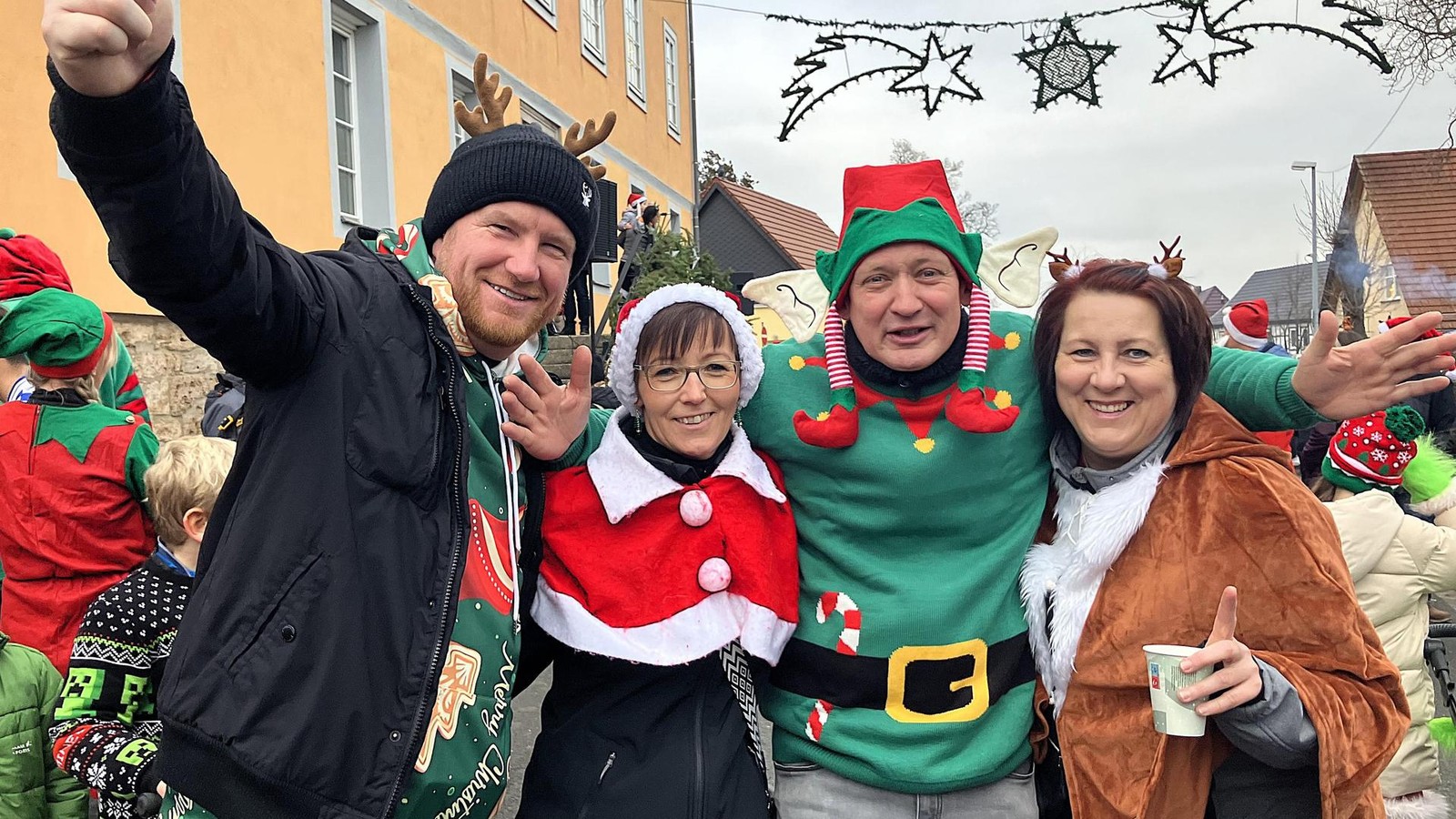 Vom-Rotmantel-bis-zum-Grinch-Die-Bilder-vom-Weihnachtsmannlauf