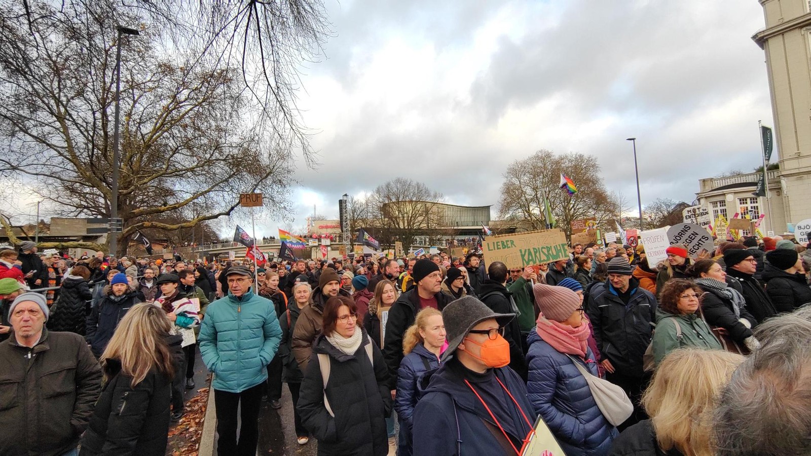Zweite-Pr-f-Demo-in-Hamburg-mehrere-Tausend-Menschen-und-Nico-Semsrott-dabei