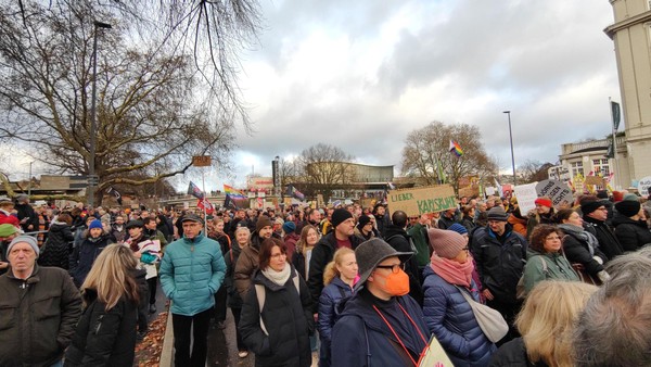 Zweite „Prüf“-Demo in Hamburg – mehrere Tausend Menschen und Nico Semsrott dabei