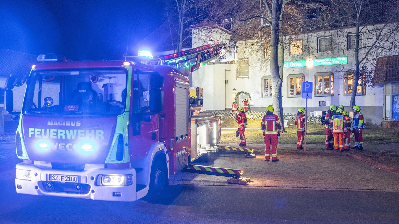 Starker-Rauch-im-Treppenhaus-ruft-Salzgitteraner-Feuerwehr-auf-den-Plan