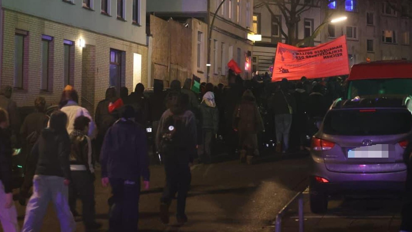 Demo-gegen-Polizeigewalt-in-Harburg-Schweine-Plakat-sorgt-f-r-Aufruhr