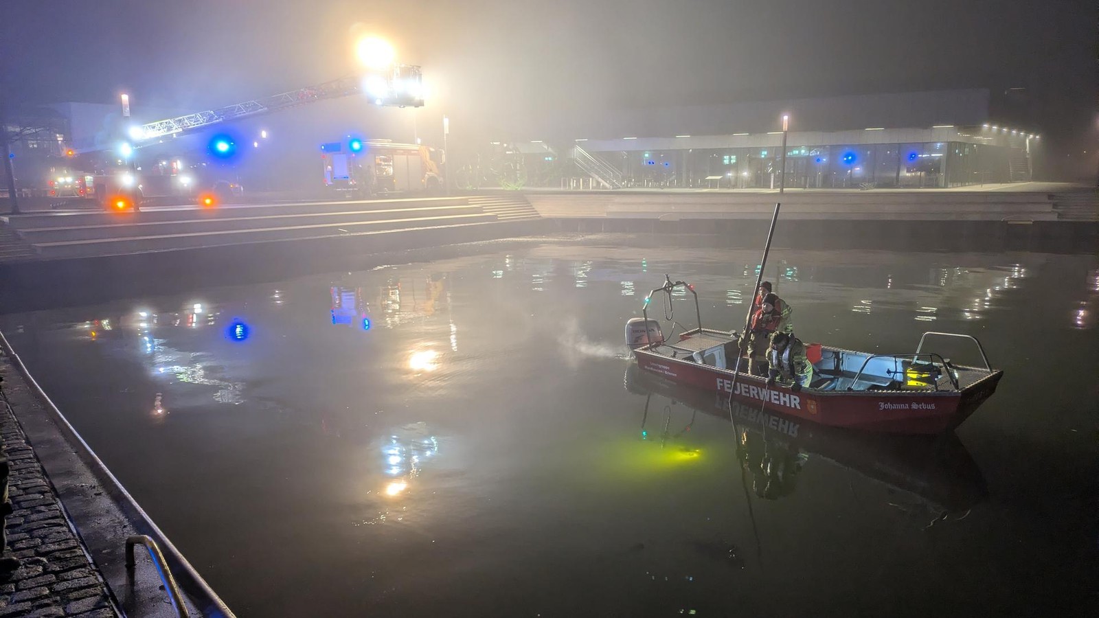 Klever-Feuerwehr-sucht-nach-einer-vermissten-Person-am-Spoykanal