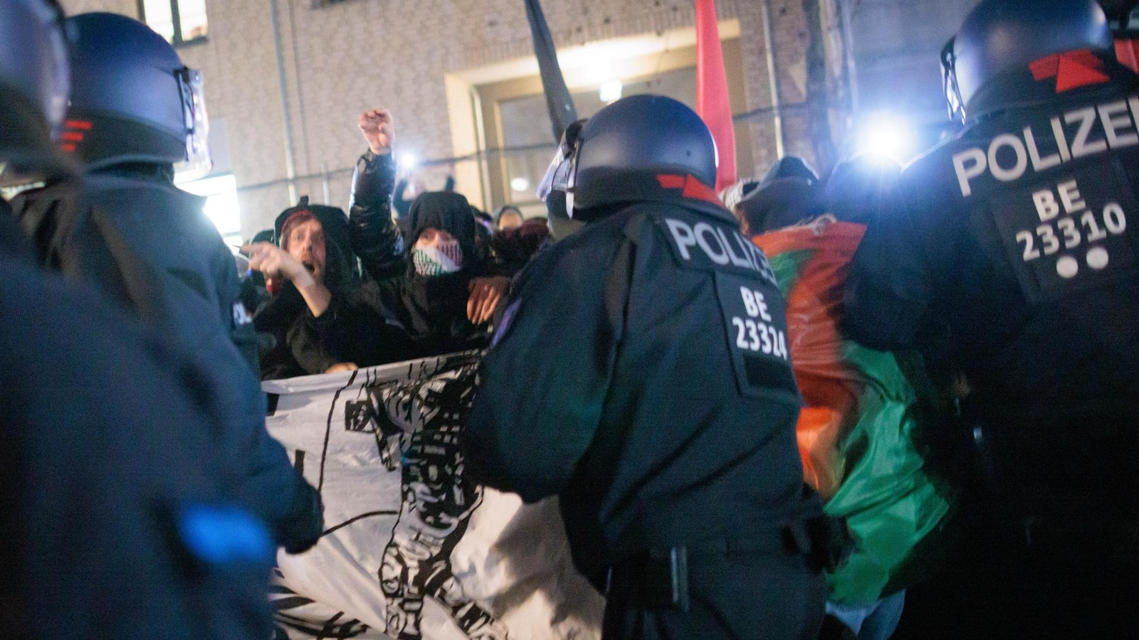 Anti-Polizei-Demo-aufgel-st-Angriffe-auf-Beamte-mehrere-Festnahmen