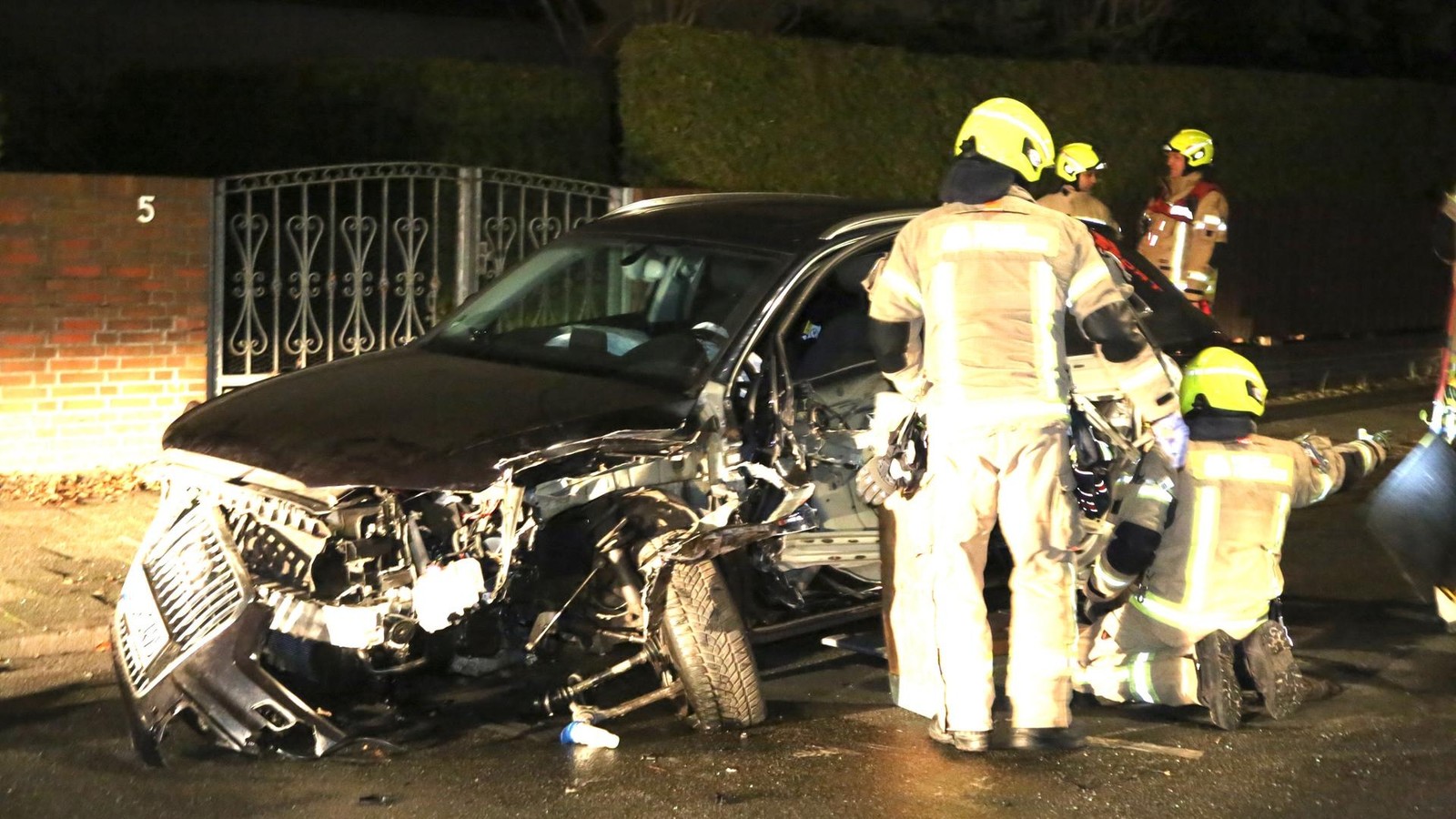 Zu-schnell-gefahren-Autofahrer-verliert-Kontrolle-und-kracht-gegen-Pkws