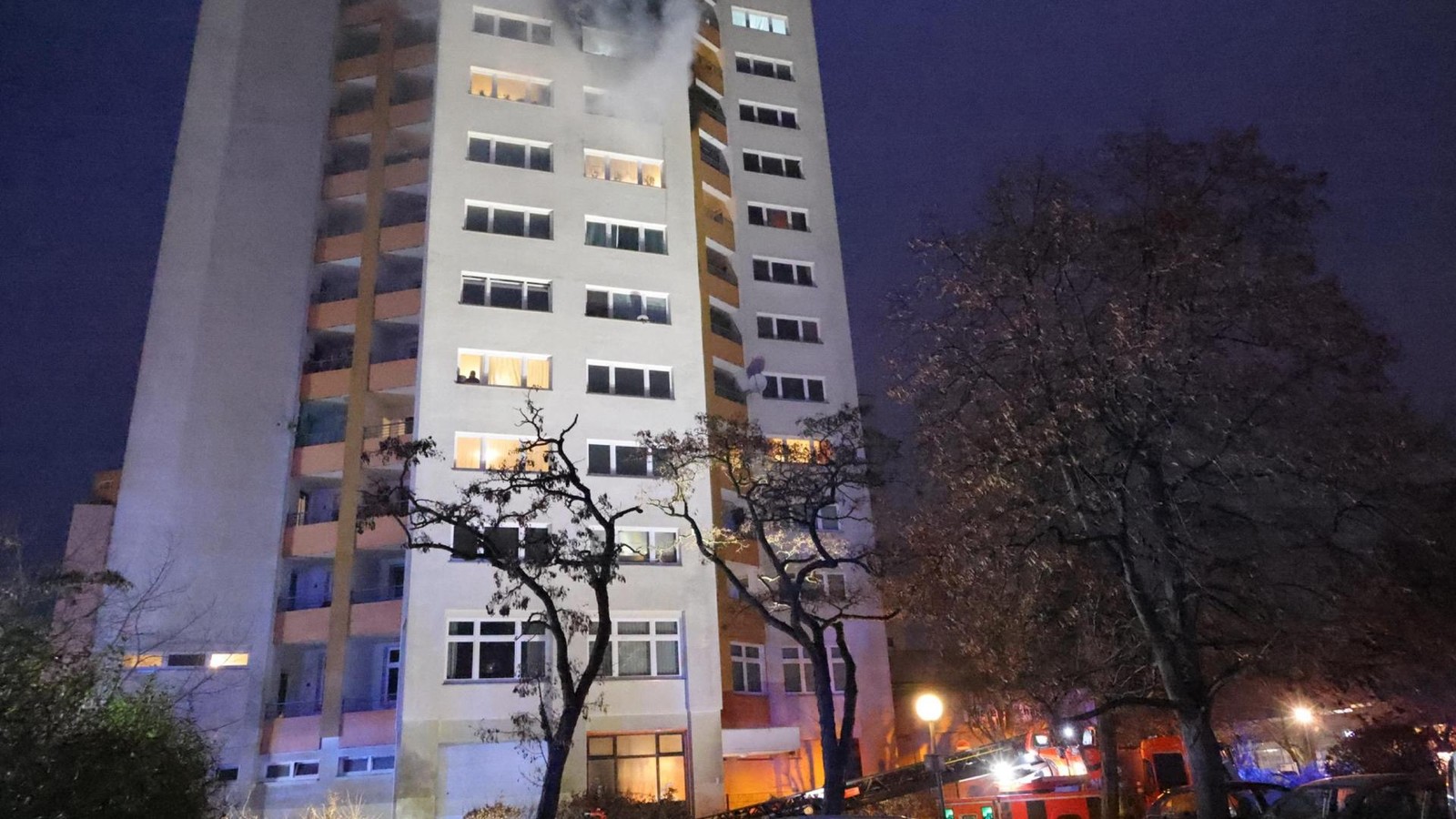 Wohnung-in-Hochhaus-brennt-Feuerwehr-rettet-Personen-mit-Drehleiter
